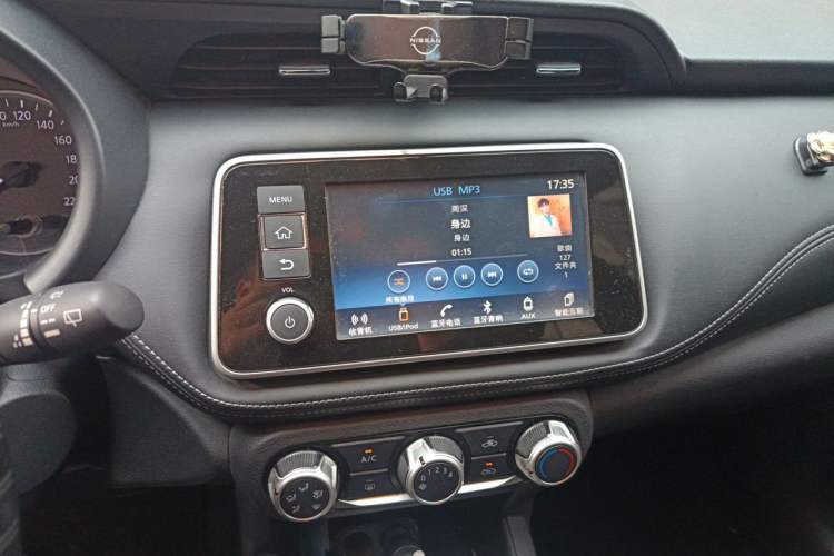 Used Nissan Kicks 2017 1.5L CVT Smart Drive Edition Audio And AC Panel