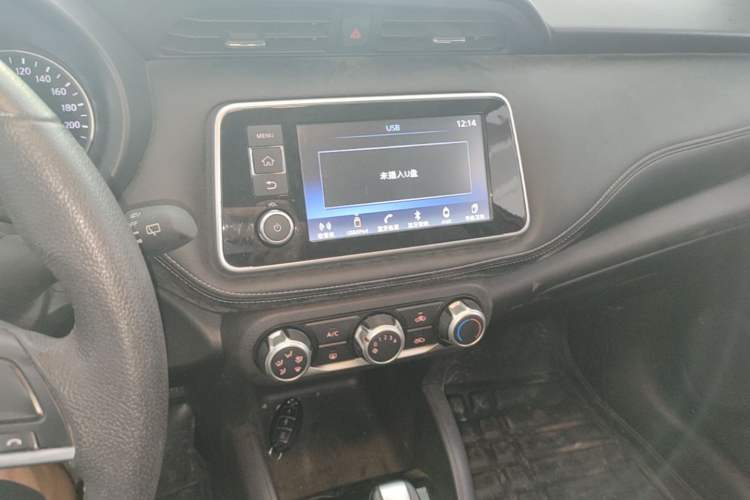 Used Nissan Kicks 2017 1.5L CVT Smart Drive Edition Audio And AC Panel