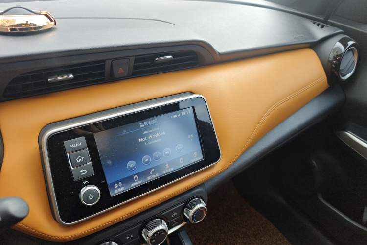Used Nissan Kicks 2017 1.5L CVT Smart Drive Edition Audio And AC Panel