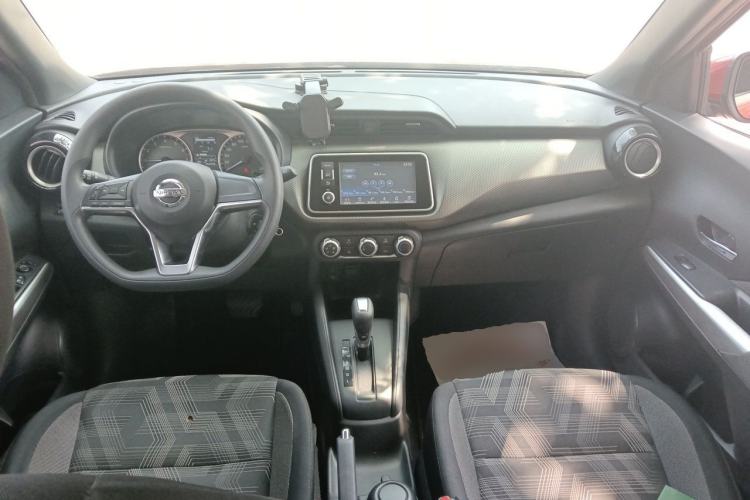 Used Nissan Kicks 2017 1.5L CVT Cool Enjoy Edition Center Console