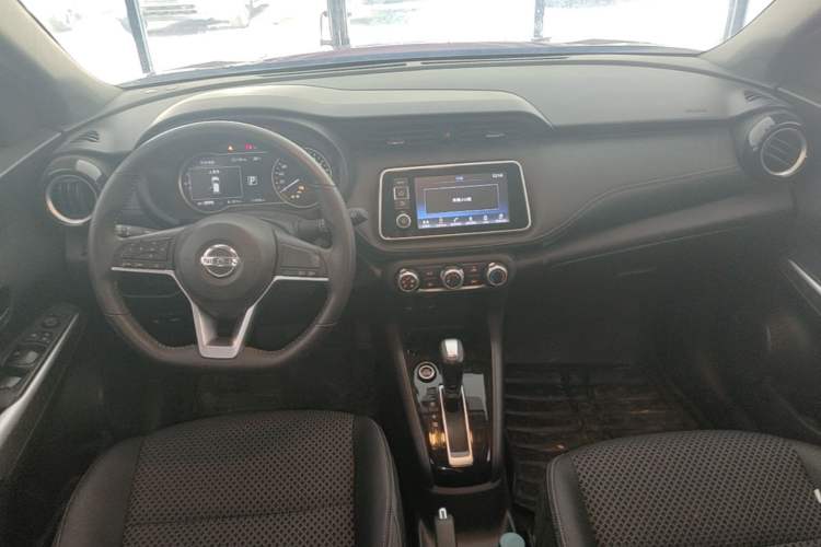 Used Nissan Kicks 2017 1.5L CVT Smart Drive Edition Center Console