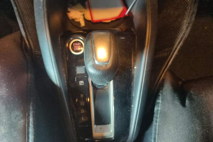 Used Nissan Kicks 2017 1.5L CVT Smart Drive Edition Gear Lever