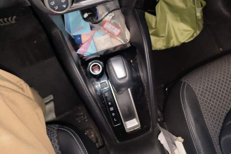 Used Nissan Kicks 2017 1.5L CVT Smart Drive Edition Gear Lever