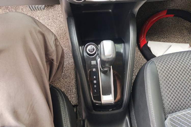 Used Nissan Kicks 2017 1.5L CVT Smart Drive Edition Gear Lever