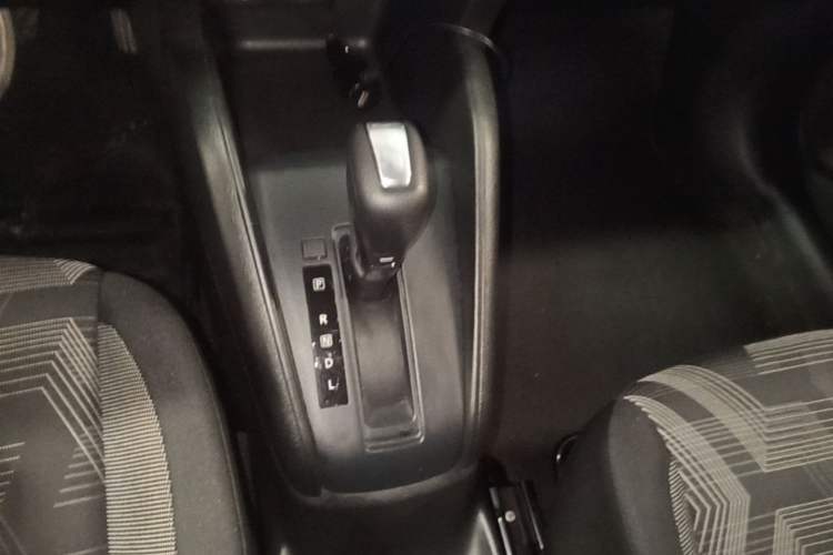 Used Nissan Kicks 2017 1.5L CVT Cool Enjoy Edition Gear Lever