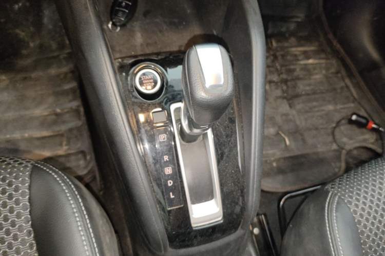 Used Nissan Kicks 2017 1.5L CVT Smart Drive Edition Gear Lever
