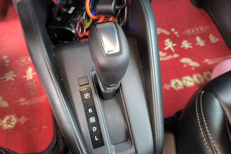 Used Nissan Kicks 2017 1.5L CVT Cool Enjoy Edition Gear Lever