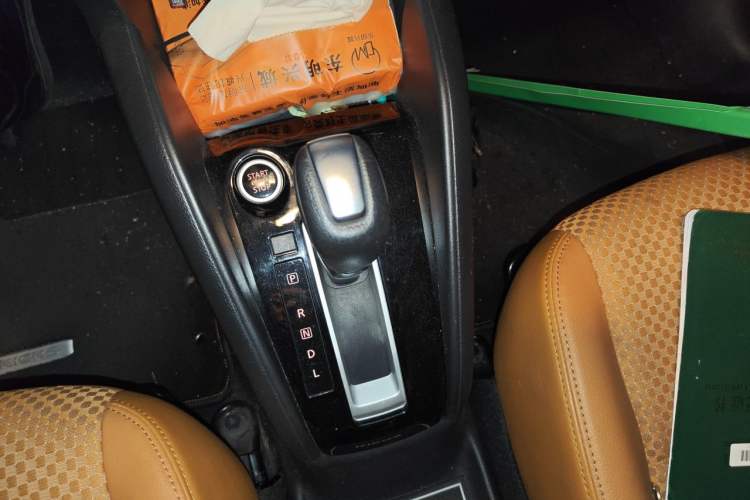 Used Nissan Kicks 2017 1.5L CVT Smart Edition Gear Lever
