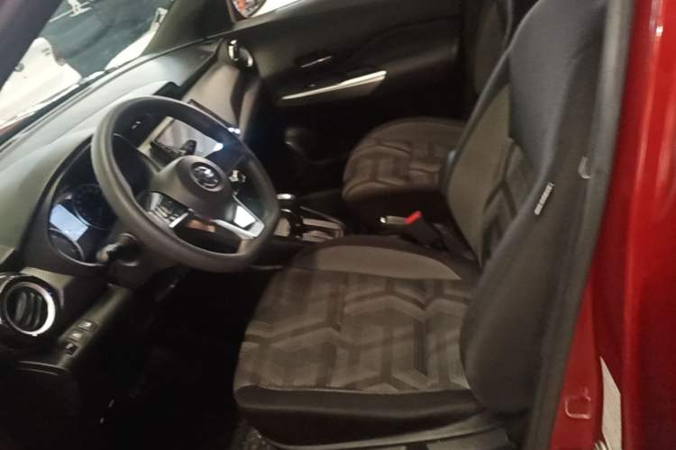 Used Nissan Kicks 2017 1.5L CVT Cool Enjoy Edition Left Front Seat