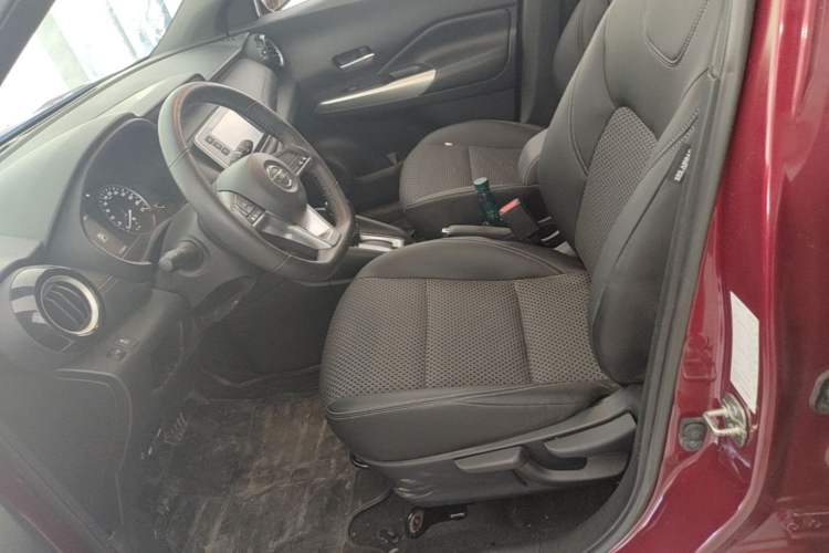 Used Nissan Kicks 2017 1.5L CVT Smart Drive Edition Left Front Seat