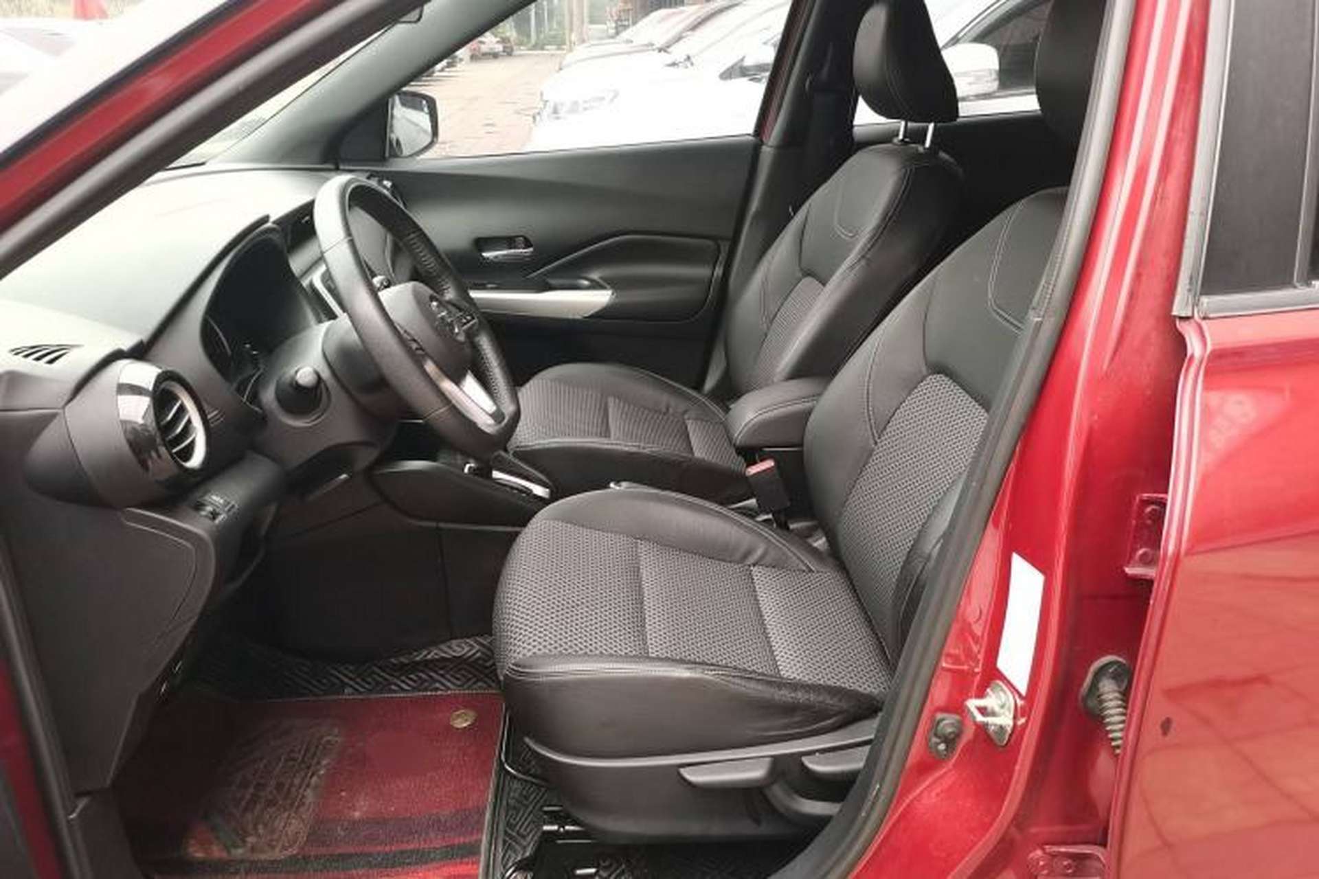 Used Nissan Kicks 2017 1.5L CVT Smart Drive Edition Left Front Seat