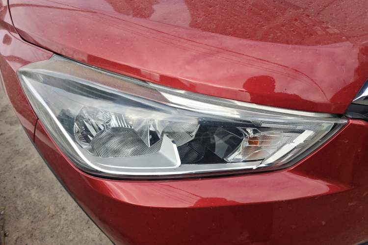 Used Nissan Kicks 2017 1.5L CVT Smart Drive Edition Right Front Headlight