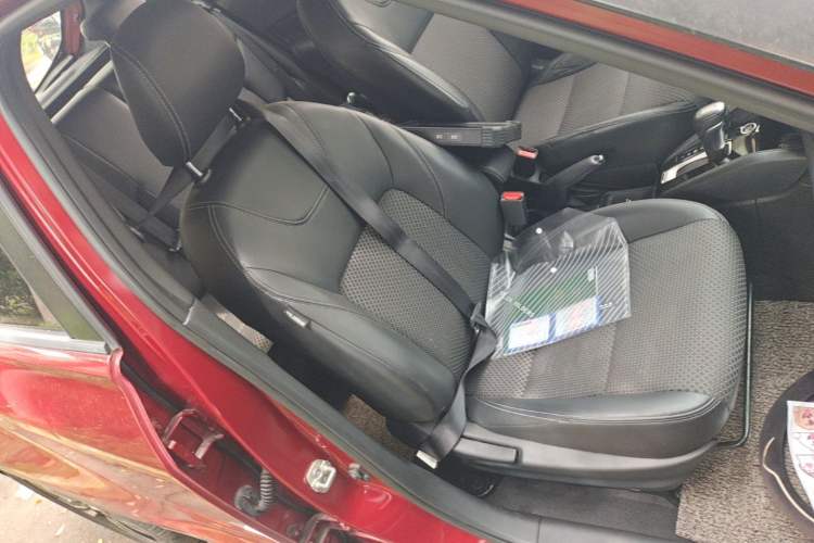 Used Nissan Kicks 2017 1.5L CVT Smart Drive Edition Right Front Seat