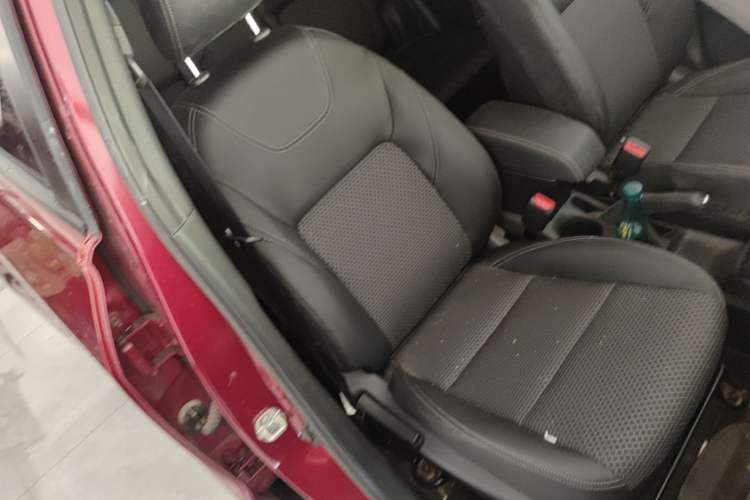 Used Nissan Kicks 2017 1.5L CVT Smart Drive Edition Right Front Seat