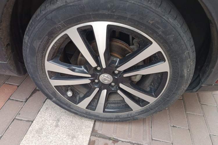 Used Nissan Kicks 2017 1.5L CVT Smart Drive Edition Right Front Wheel Hub