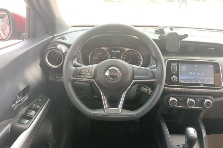 Used Nissan Kicks 2017 1.5L CVT Cool Enjoy Edition Steering Wheel