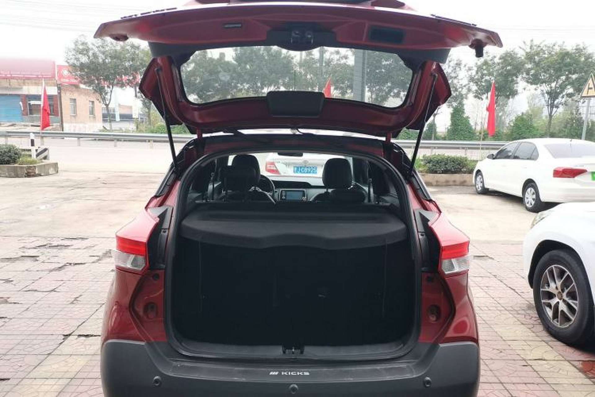 Used Nissan Kicks 2017 1.5L CVT Smart Drive Edition Trunk