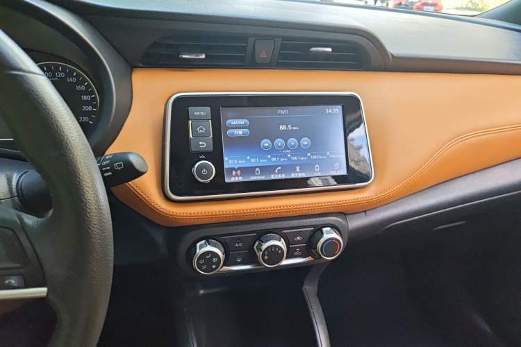Used Nissan Kicks 2017 1.5L CVT Smart Drive Edition Audio And AC Panel