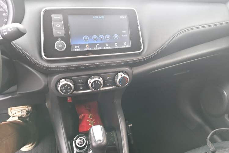 Used Nissan Kicks 2017 1.5L CVT Smart Drive Edition Audio And AC Panel