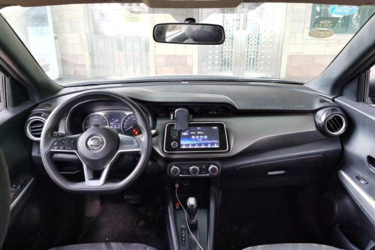Used Nissan Kicks 2017 1.5L CVT Cool Enjoy Edition Center Console