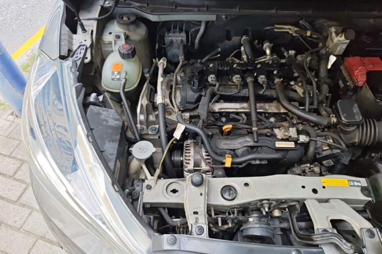 Used Nissan Kicks 2017 1.5L CVT Smart Drive Edition Engine Bay Right