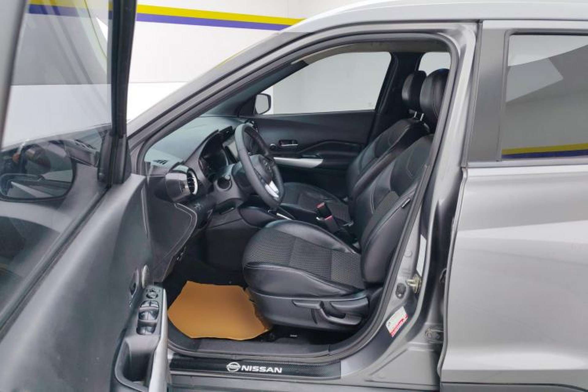 Used Nissan Kicks 2017 1.5L CVT Smart Drive Edition Left Front Seat