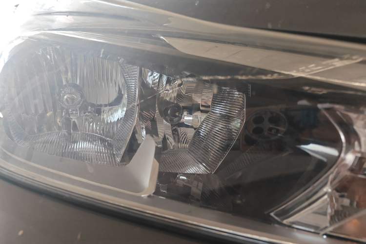 Used Nissan Kicks 2017 1.5L CVT Smart Drive Edition Right Front Headlight