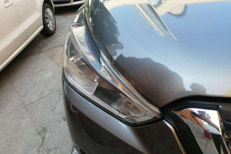 Used Nissan Kicks 2017 1.5L CVT Smart Drive Edition Right Front Headlight