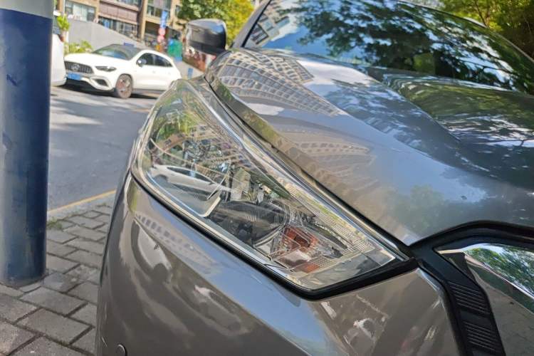 Used Nissan Kicks 2017 1.5L CVT Smart Drive Edition Right Front Headlight