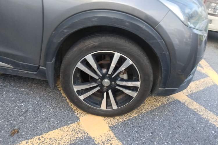 Used Nissan Kicks 2017 1.5L CVT Smart Drive Edition Right Front Wheel Hub