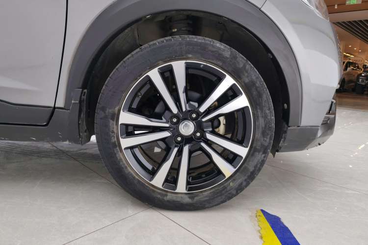 Used Nissan Kicks 2017 1.5L CVT Smart Drive Edition Right Front Wheel Hub