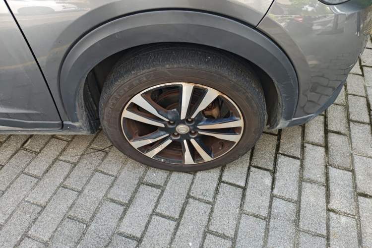 Used Nissan Kicks 2017 1.5L CVT Smart Drive Edition Right Front Wheel Hub