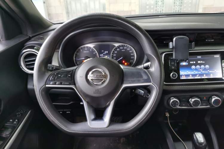 Used Nissan Kicks 2017 1.5L CVT Cool Enjoy Edition Steering Wheel