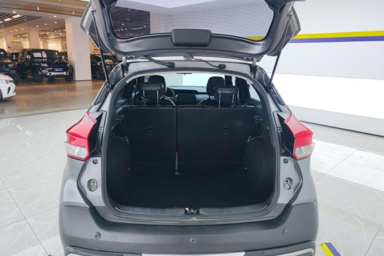 Used Nissan Kicks 2017 1.5L CVT Smart Drive Edition Trunk