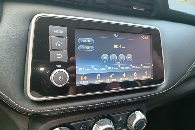 Used Nissan Kicks 2017 1.5L CVT Smart Drive Edition Audio And AC Panel