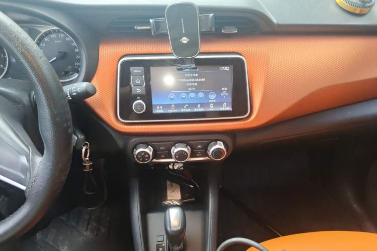 Used Nissan Kicks 2017 1.5L CVT Cool Enjoy Edition Audio And AC Panel