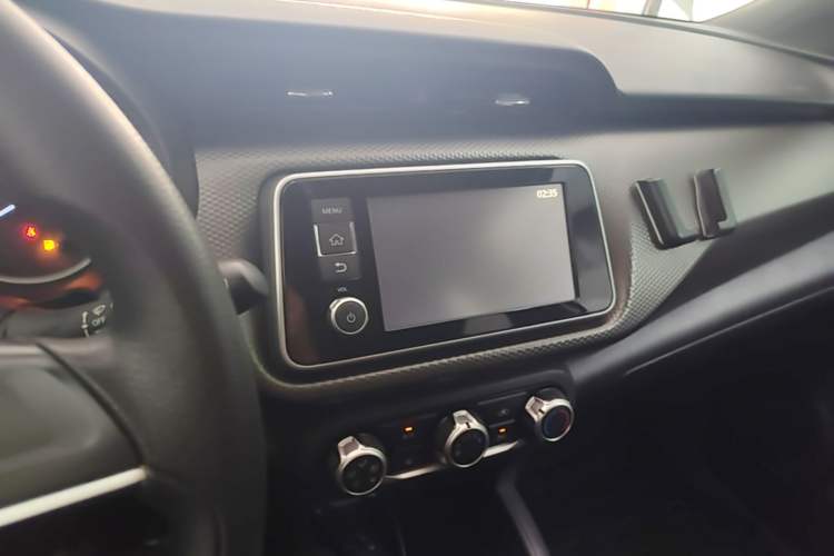 Used Nissan Kicks 2017 1.5L CVT Cool Enjoy Edition Audio And AC Panel