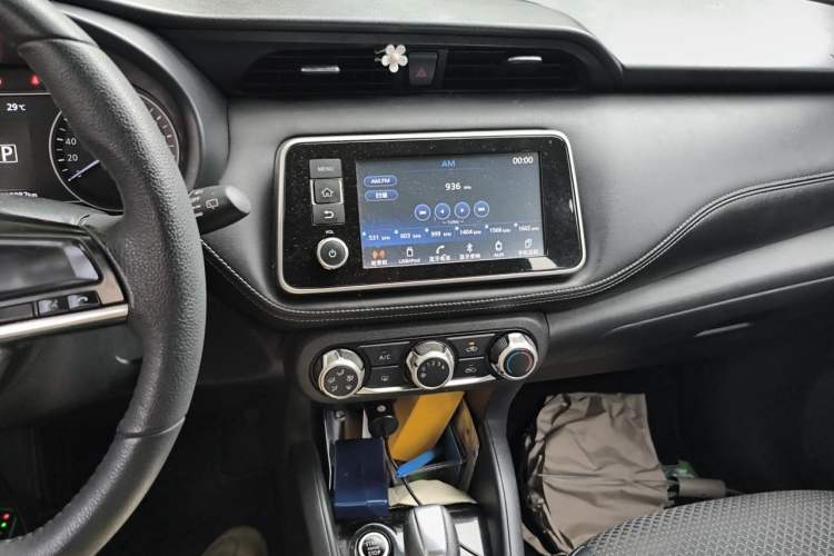 Used Nissan Kicks 2017 1.5L CVT Smart Drive Edition Audio And AC Panel