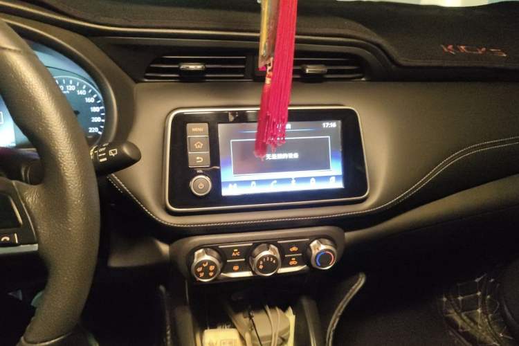 Used Nissan Kicks 2017 1.5L CVT Smart Drive Edition Audio And AC Panel