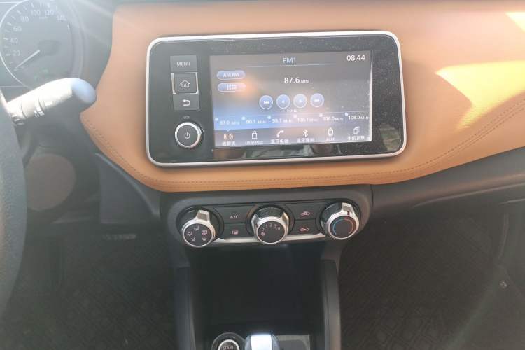 Used Nissan Kicks 2017 1.5L CVT Smart Drive Edition Audio And AC Panel