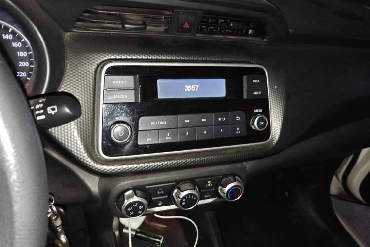 Used Nissan Kicks 2017 1.5L Manual Cool Dynamic Edition Audio And AC Panel