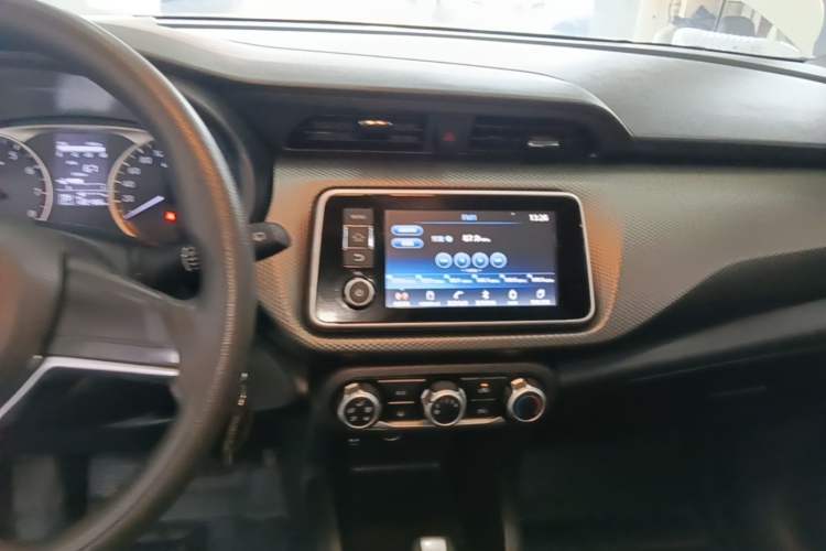 Used Nissan Kicks 2017 1.5L CVT Cool Enjoy Edition Audio And AC Panel