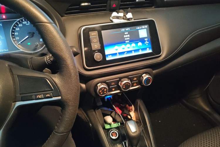 Used Nissan Kicks 2017 1.5L CVT Smart Edition Audio And AC Panel