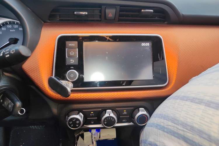 Used Nissan Kicks 2017 1.5L CVT Cool Enjoy Edition Audio And AC Panel