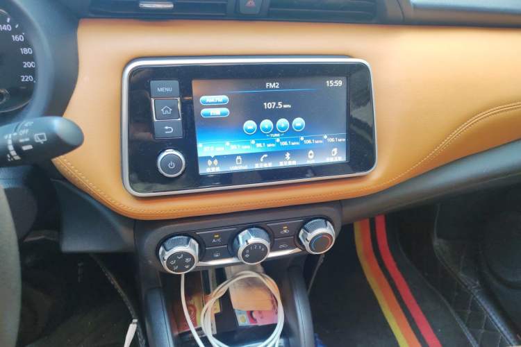 Used Nissan Kicks 2017 1.5L CVT Smart Drive Edition Audio And AC Panel