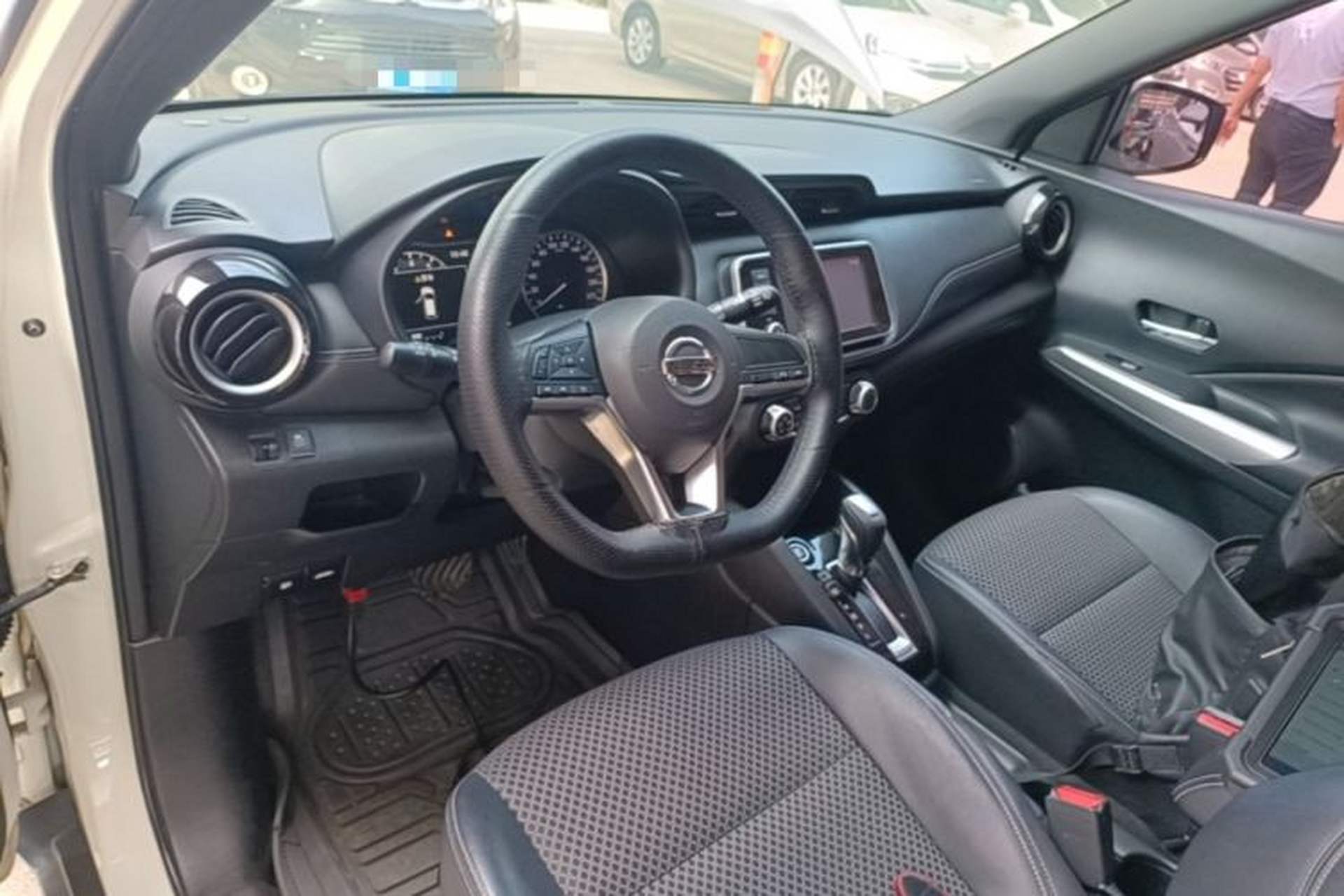 Used Nissan Kicks 2017 1.5L CVT Smart Drive Edition Center Console