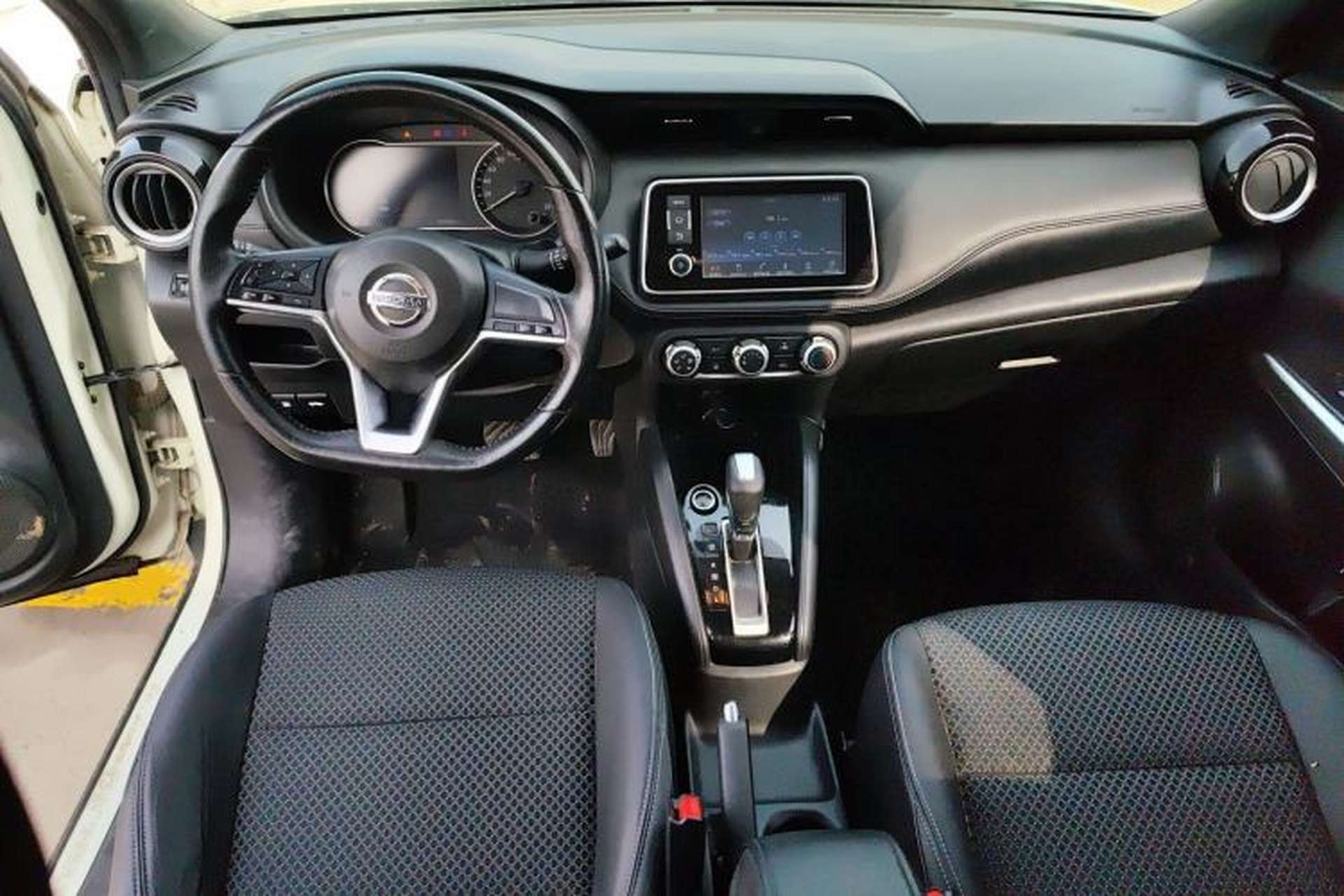 Used Nissan Kicks 2017 1.5L CVT Smart Drive Edition Center Console