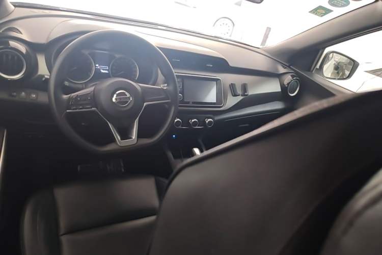Used Nissan Kicks 2017 1.5L CVT Cool Enjoy Edition Center Console