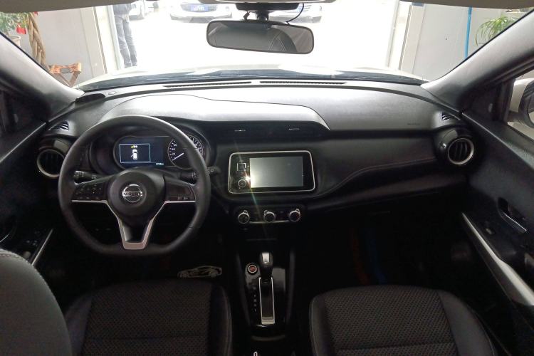 Used Nissan Kicks 2017 1.5L CVT Smart Edition Center Console