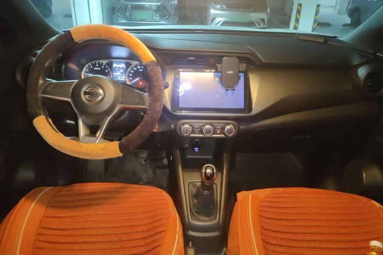 Used Nissan Kicks 2017 1.5L Manual Cool Dynamic Edition Center Console